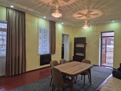 a living room with a wooden table and chairs at Cozi apartment Arsha in Gaiboteni