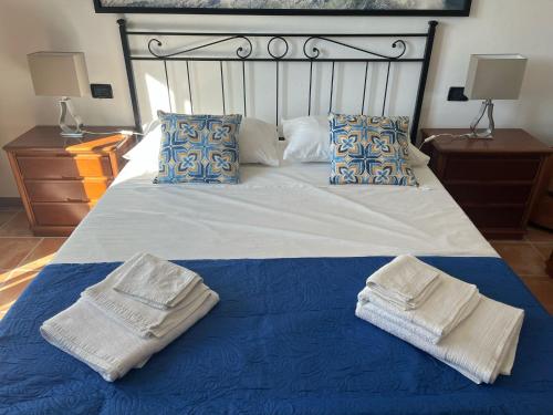 a bed with two towels on top of it at Il Giardino Del Nespolo in Arcola