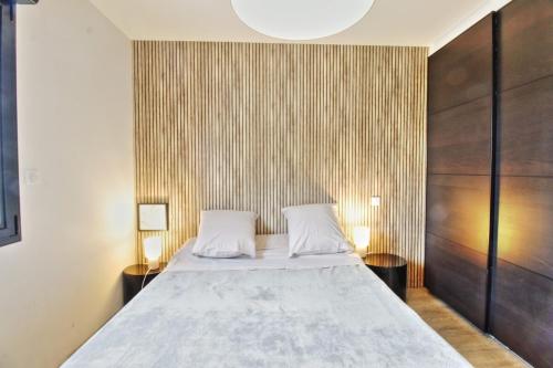 - une chambre avec un grand lit et 2 oreillers blancs dans l'établissement Villa Levant Piscine et Calme, à Poulx