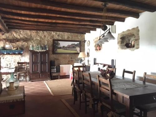 a dining room with a table and chairs at Apartamentos Rurales La Macera **** in Valencia de Alcántara