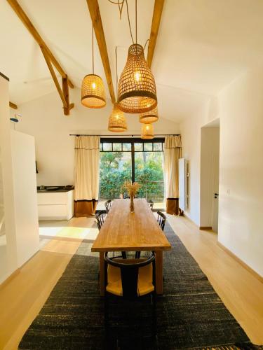 une salle à manger avec une table et des chaises en bois dans l'établissement Villa Des Écureuils Pyla-sur-Mer, à La Teste-de-Buch