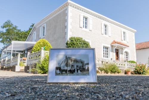 a picture of a house in front of a building at Jouandeou in Donzacq