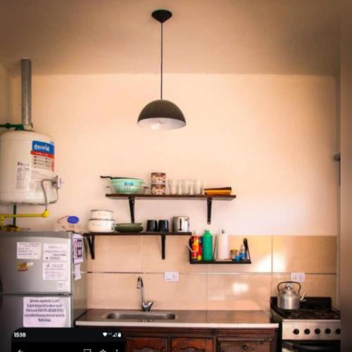 een keuken met een spoelbak en een aanrechtblad bij Apartamento Lomados in Villa del Lago