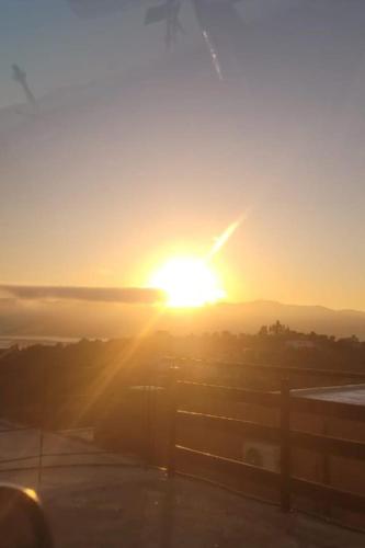 een zonsondergang met zonsondergang boven een snelweg bij Apartamento Lomados in Villa del Lago