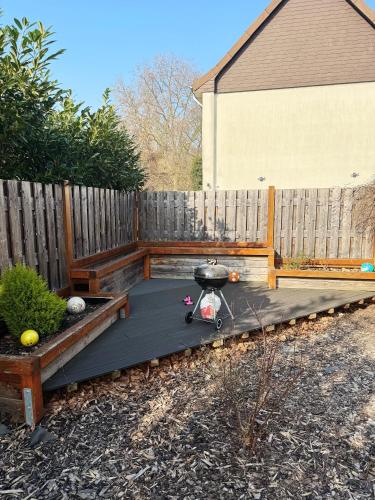 a backyard with a grill and a fence at Doppelzimmer und Garten in Haus in Jülich