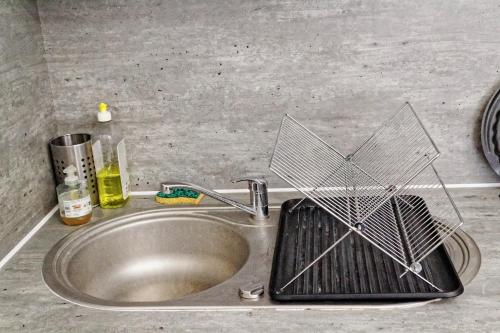 una bandeja de metal con un plato encima de un fregadero en Appartement avec vue rue Ste Catherine, en Burdeos
