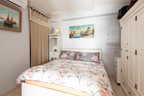 una camera da letto con un letto e un quadro sul muro di Les pieds dans l'eau a Virebelle