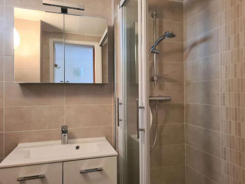 une salle de bain avec une douche avec un lavabo et un miroir dans l'établissement Appt Studio - cabine -mezzanine - CAP D'AGDE CT580-432, au Cap d'Agde