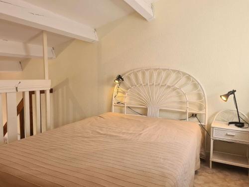 une chambre avec un grand lit blanc dans une pièce dans l'établissement Appt Studio - cabine -mezzanine - CAP D'AGDE CT580-432, au Cap d'Agde
