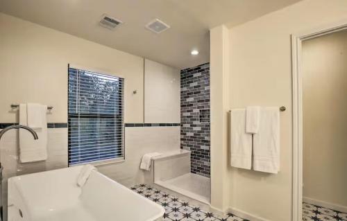 Un baño blanco con bañera y ducha. en Walk to Tx State 5 beds Firepit Grill, en San Marcos
