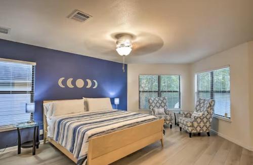 Un dormitorio con una cama y una pared azul. en Walk to Tx State 5 beds Firepit Grill, en San Marcos