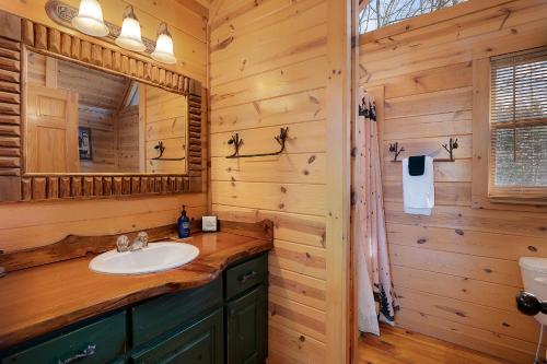 ein Badezimmer mit Waschbecken und Spiegel in der Unterkunft Whippoorwill Calling - Panoramic Mineral Bluff Cabin - Panoramic Views, Hot Tub, Nature Trail, Private Cul-De-Sac Home, Firepit, in Mineral Bluff