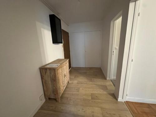 a hallway with a wooden box in a room at Appart proche gare et Auxerrexpo in Auxerre