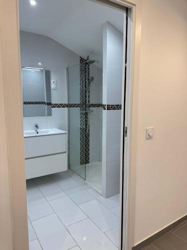 une salle de bain avec douche et lavabo dans l'établissement UNIQUE - Rez de jardin neuf - 10 min du Palais des Festivals, à Cannes