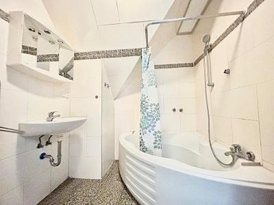Ένα μπάνιο στο Apartment for 7 guests with 4 rooms