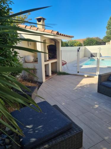 une cour arrière avec une piscine et un bâtiment dans l'établissement Beautiful villa with pool, à Baillargues