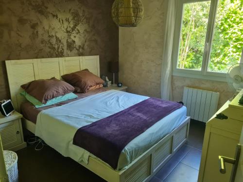 un grand lit dans une chambre avec une fenêtre dans l'établissement Beautiful villa with pool, à Baillargues
