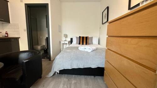 Voodi või voodid majutusasutuse Comfortable studio west London toas