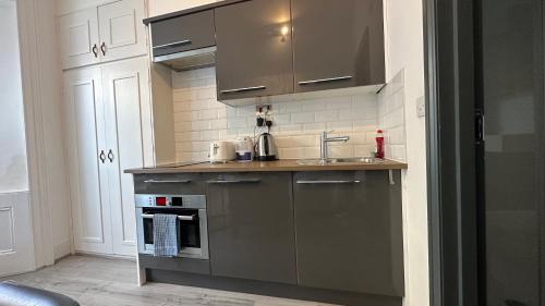 Köök või kööginurk majutusasutuses Comfortable studio west London