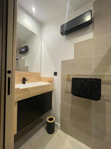 une salle de bain avec un lavabo et un miroir dans l'établissement Gite charme et confort, à Sainte-Vallière