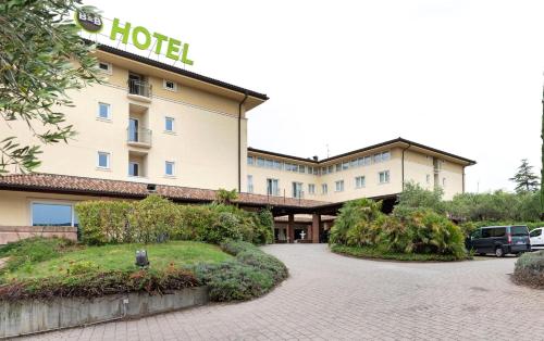 阿菲B&B Hotel Affi - Lago di Garda的一家前面有停车场的酒店