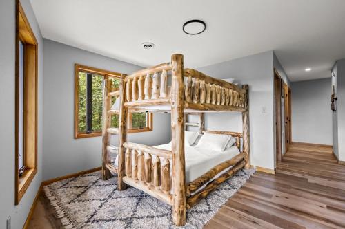 una camera con due letti a castello in una stanza di High Top Cabin in the Smokies a Sevierville