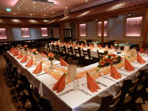 a long table in a banquet hall with white tables and chairs at Winzerhaus Johannisberg - Weingut Michael Gietz in Geisenheim