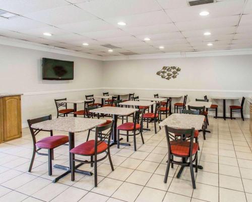 a dining room filled with tables and chairs at Windsor Inn of Jacksonville in Jacksonville