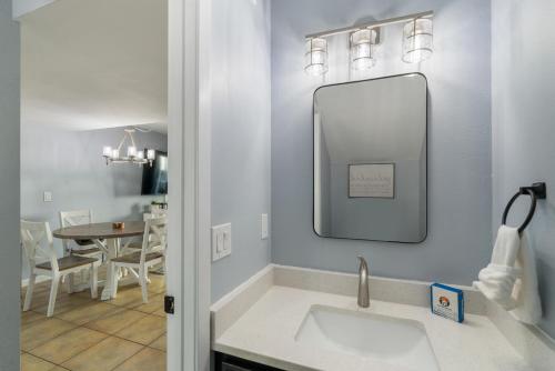 un baño con lavabo y espejo en Salt Therapy, en Navarre