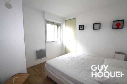 une chambre blanche avec un lit et une fenêtre dans l'établissement Appartement 4 personnes avec vue mer, à Canet