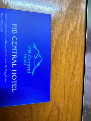 MB Central Hotelに飾ってある許可証、賞状、看板またはその他の書類