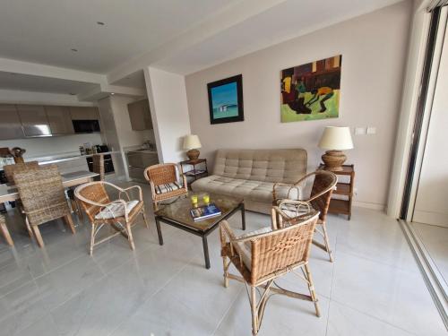 Kuchyň nebo kuchyňský kout v ubytování Grand 3 chambres quartier Pinède Juan