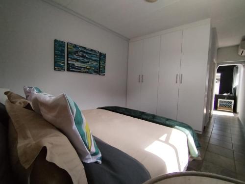 Postel nebo postele na pokoji v ubytování The Courtyard Stay