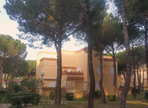 un bâtiment avec des arbres devant dans l'établissement Charmant T2 climatisé avec terrasse - 200 m de la plage - les Boramars, à Argelès-sur-Mer