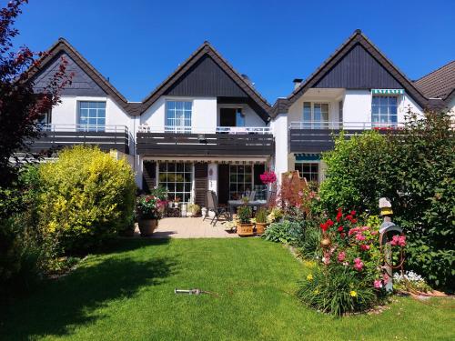 a house with a garden in front of it at Privatzimmer bei Renate am Grünen See in Ratingen