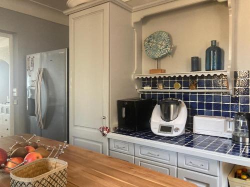 a kitchen with a counter top with a microwave at Vamos a la playa - Côté mer in Cerbère