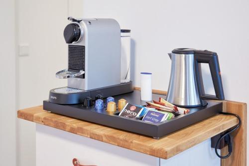 un comptoir avec une cafetière sur une étagère dans l'établissement Dülken: klein aber fein für 1 Person, à Viersen