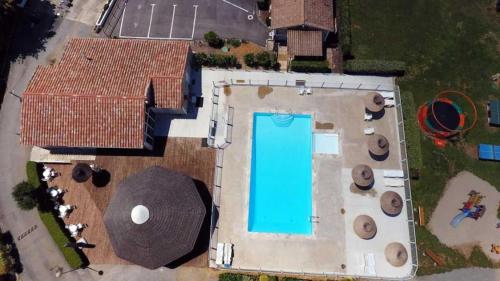 une vue aérienne d'un bâtiment avec une piscine dans l'établissement Camping 4 étoiles - Piscine - ccbahea, à Lansargues