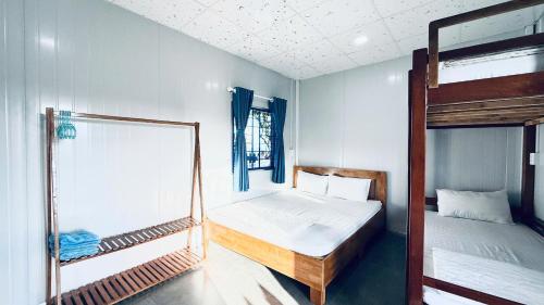 una camera con due letti a castello in una stanza di Phước Đồng Homestay - Cù Lao Mái Nhà a Tuy An