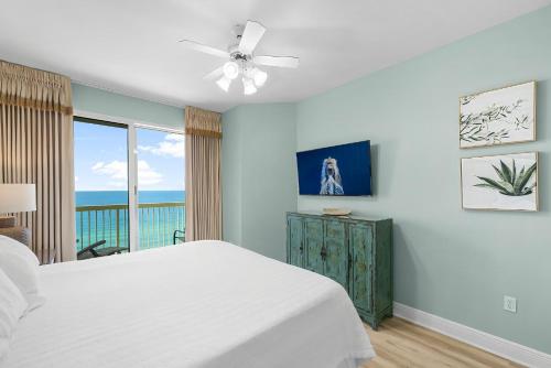 una camera con letto bianco e vista sull'oceano di Celadon #1408 a Panama City Beach