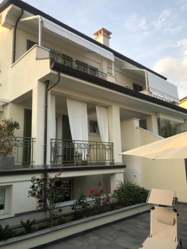 El edificio en el que está la casa de huéspedes
