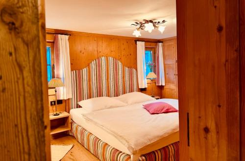 a bedroom with a large bed in a room at TONIS cozy Guesthouse by Alpin Charme Apartments in Reith bei Kitzbühel