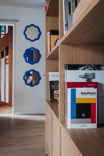 a book shelf with a box on it in a room at Hop Appartement d'hôtes Meursault in Meursault