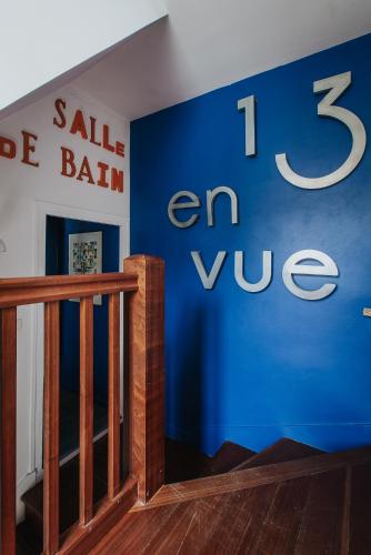 a blue wall with a sign that says all balletts end wolf at Hop Appartement d'hôtes Meursault in Meursault