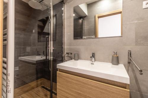 une salle de bain avec un lavabo et une douche dans l'établissement Le Mattoni 3, à Menton