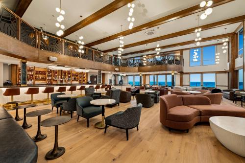 a lobby with couches and tables and chairs at Allred Hotel in Newport