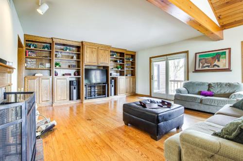 Χώρος καθιστικού στο Lake Winnebago Family Retreat Dock and Deck!
