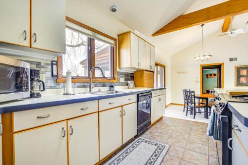 Η κουζίνα ή μικρή κουζίνα στο Lake Winnebago Family Retreat Dock and Deck!