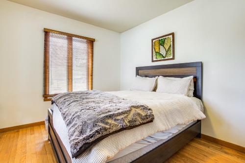 Ένα ή περισσότερα κρεβάτια σε δωμάτιο στο Lake Winnebago Family Retreat Dock and Deck!