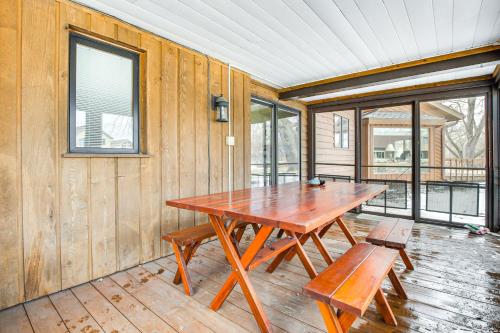 Μπαλκόνι ή βεράντα στο Lake Winnebago Family Retreat Dock and Deck!